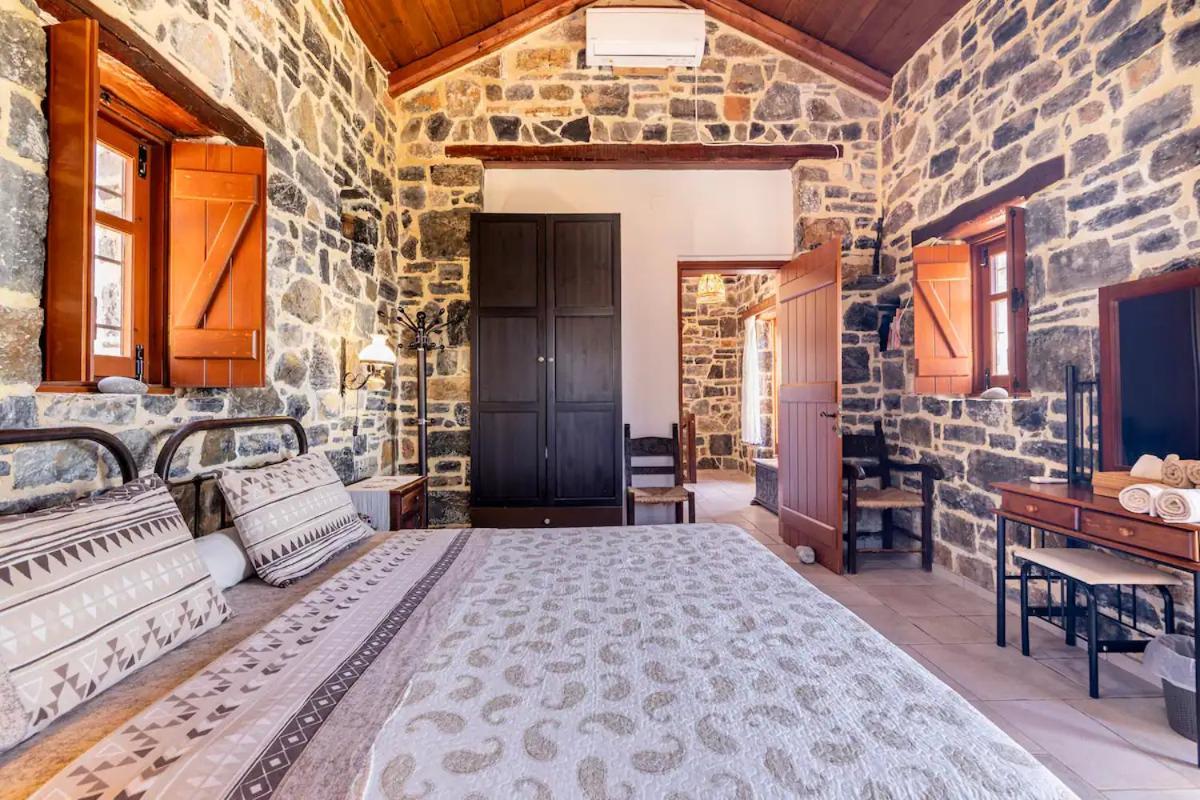 Traditional Stone House By The Sea... Kapetanianá Exterior photo