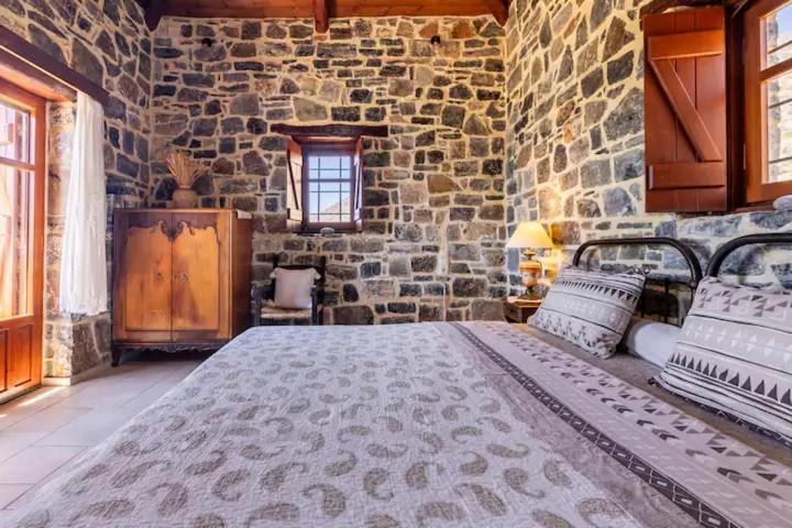 Traditional Stone House By The Sea... Kapetanianá Exterior photo