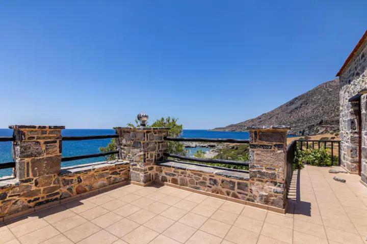 Traditional Stone House By The Sea... Kapetanianá Exterior photo
